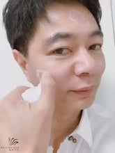 Load and play video in Gallery viewer, 3 in 1 Legend Age Emulsion Spray can hydrate and lock the moisture in your skin, easy to apply
